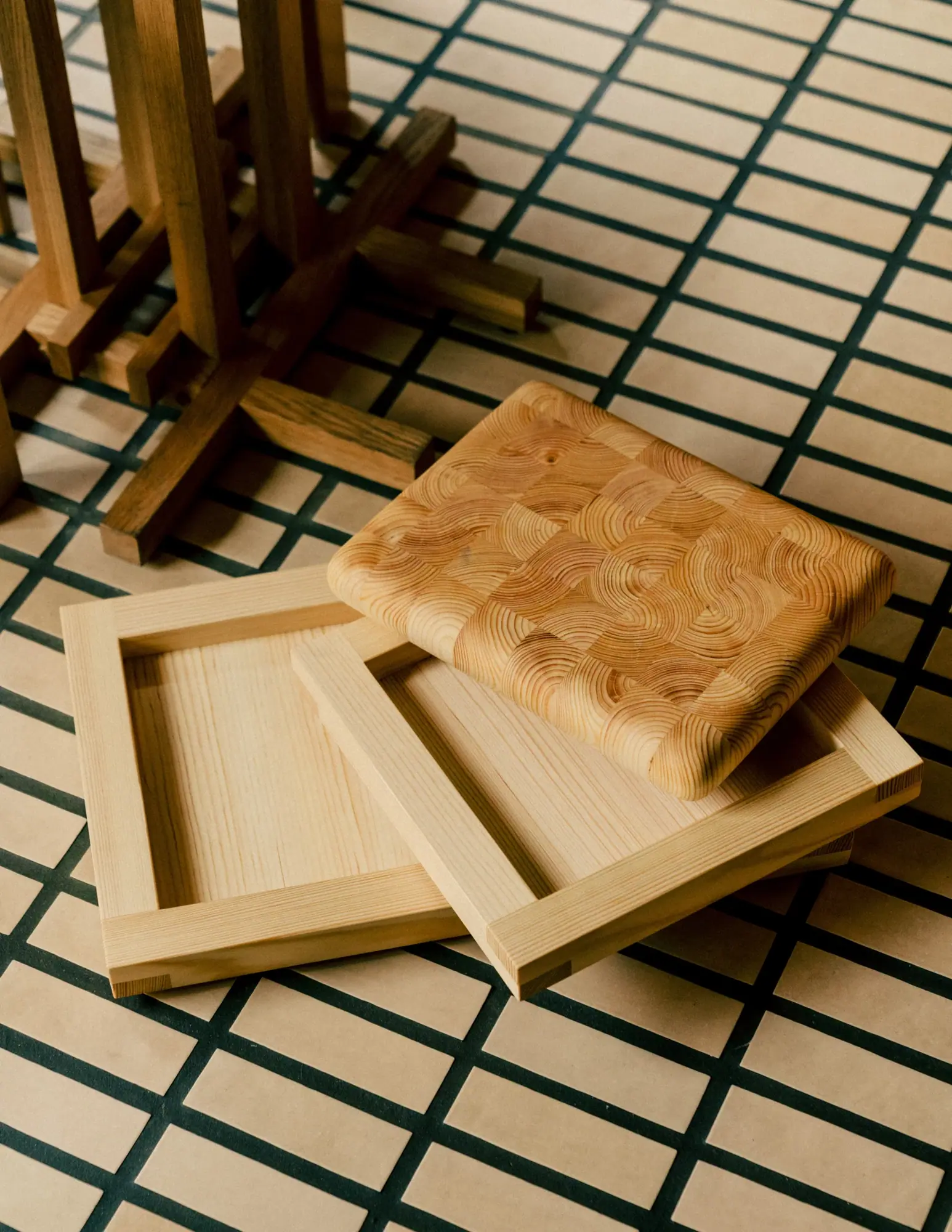 009 Tray dienblad, Geoliede was, grenen, 33x33x6 cm Vaarnii