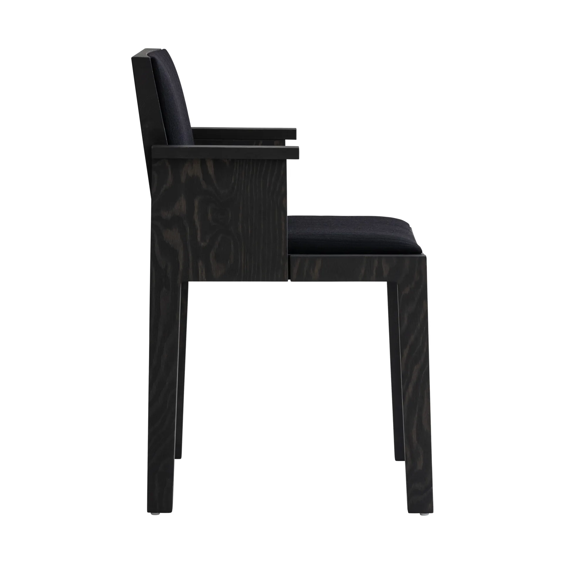 016 Maasto Dining Armchair armstoel, Zwart gebeitst grenen, voorkant gestoffeerd zwart Vaarnii