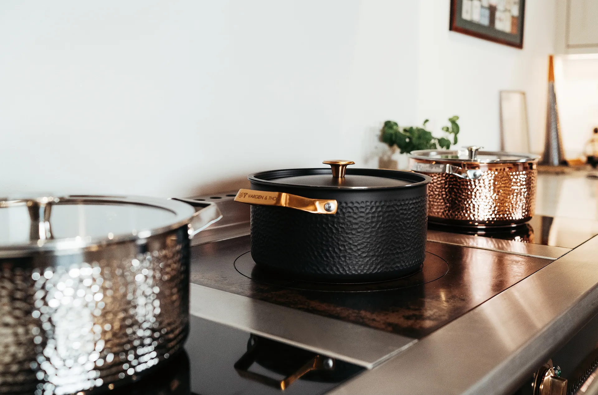 Arvet gehamerde zwarte braadpan met deksel, Mio, 4 L Vargen & Thor