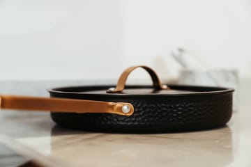 Arvet gehamerde zwarte hapjespan met deksel - Model X2, Ø28 cm - Vargen & Thor
