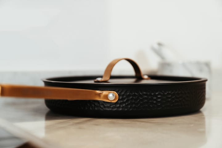 Arvet gehamerde zwarte hapjespan met deksel, Model X2, Ø28 cm Vargen & Thor