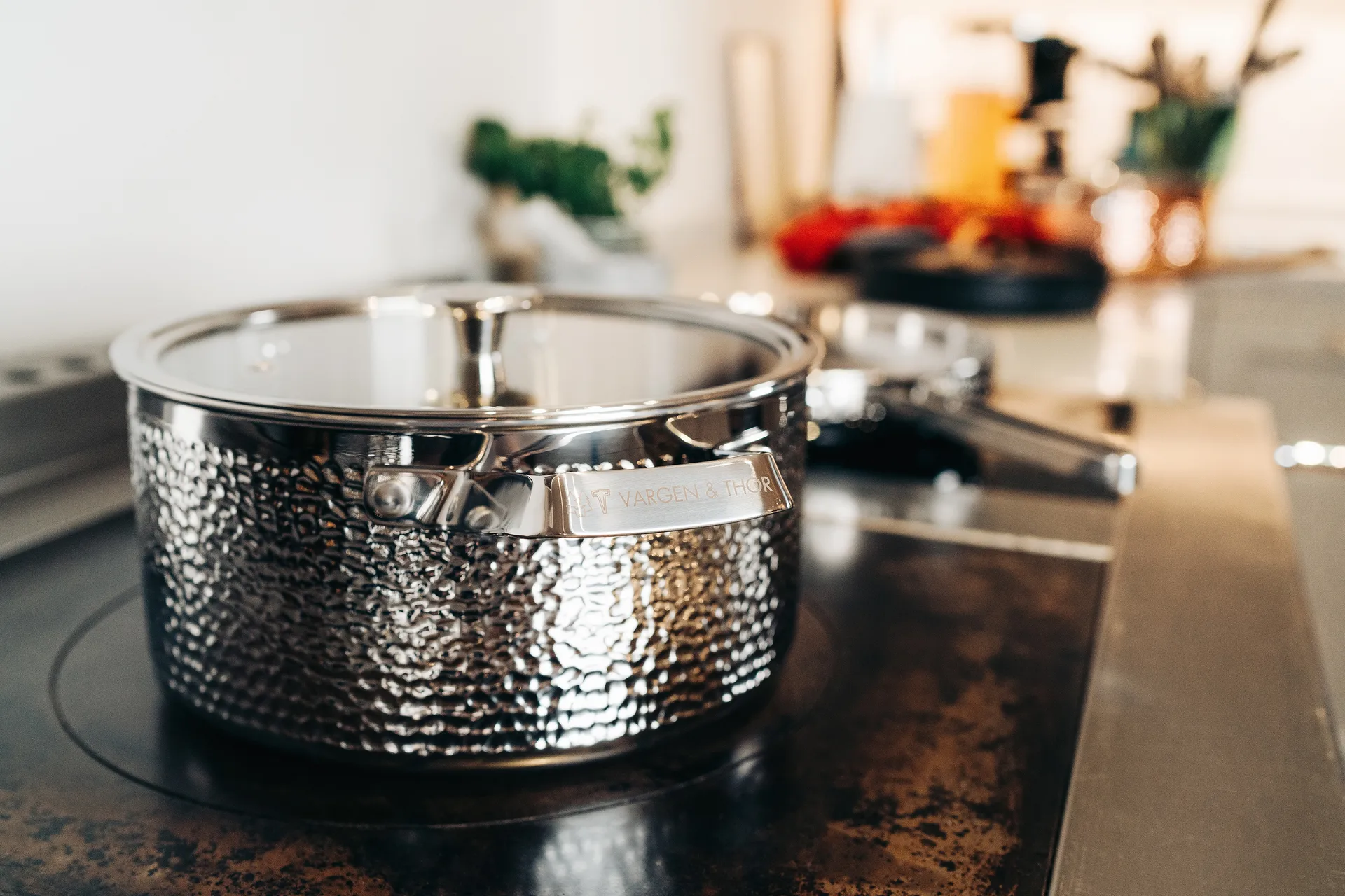 Kroma gehamerde verschroomde braadpan met deksel, Pixel, 4 L Vargen & Thor