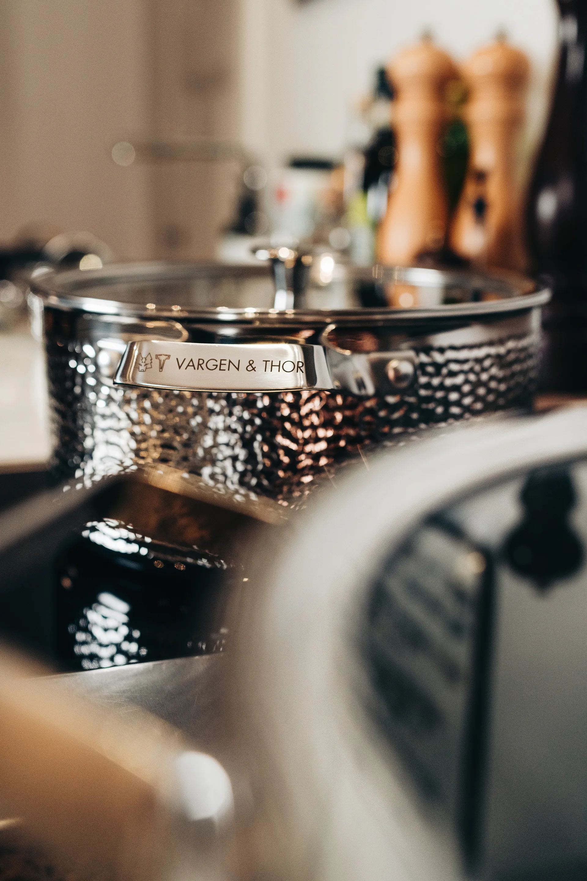 Kroma gehamerde verschroomde braadpan met deksel, Pixel, 4 L Vargen & Thor