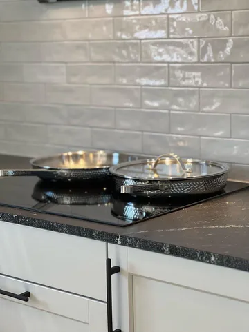 Model M1 gehamerde braadpan Ø28 cm - Chroom met deksel - Vargen & Thor