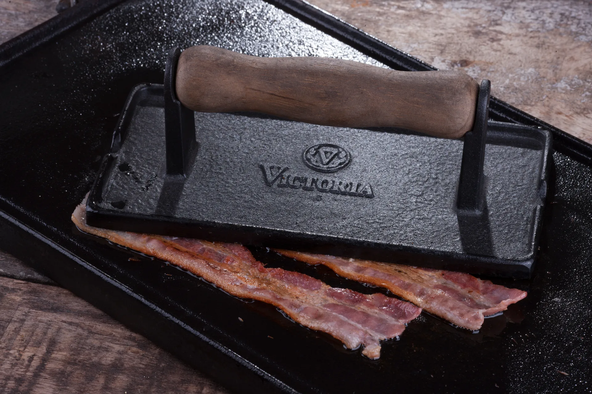 Bacon- en grillpers gietijzer met houten handvat, 21x11 cm Victoria