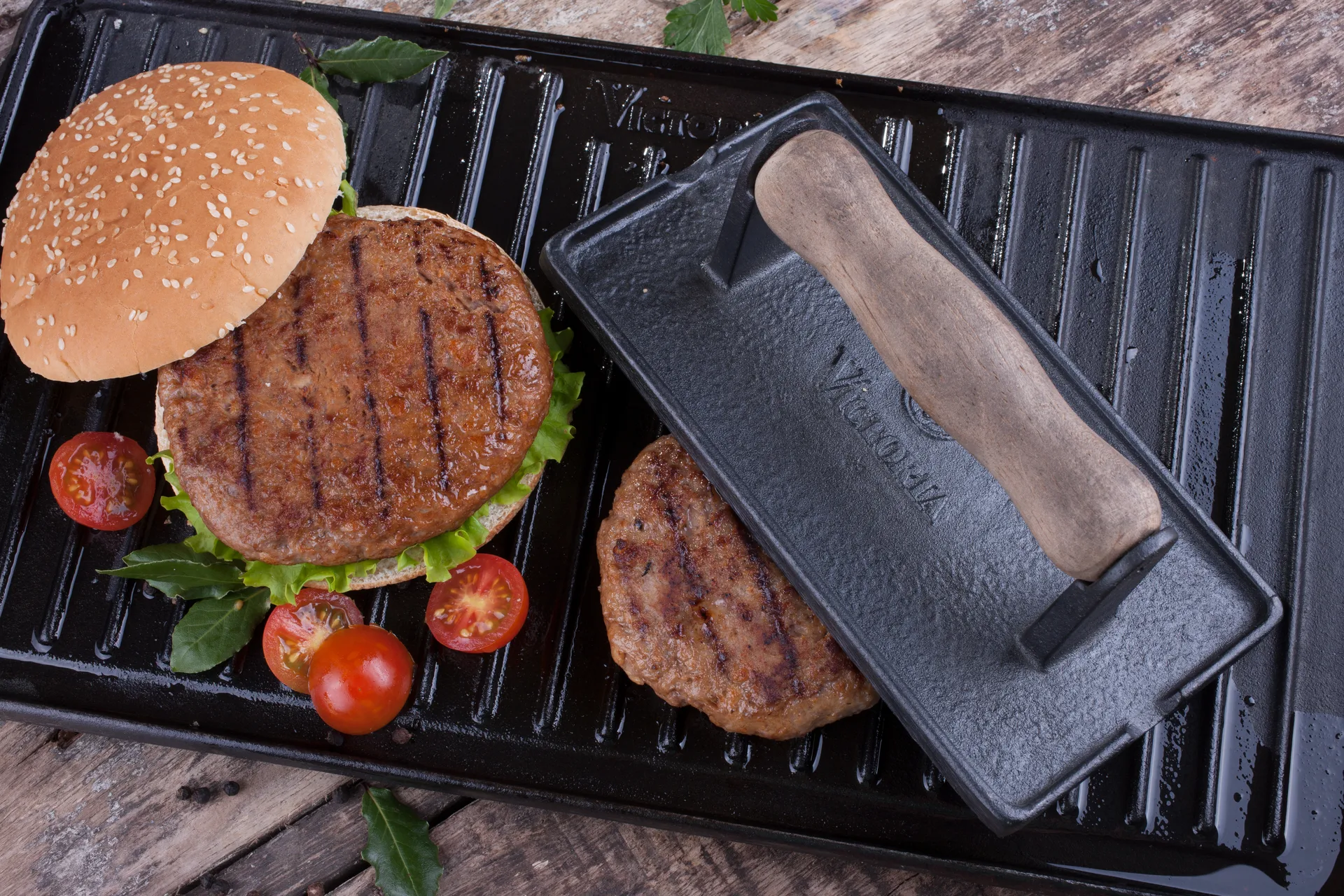 Bacon- en grillpers gietijzer met houten handvat, 21x11 cm Victoria