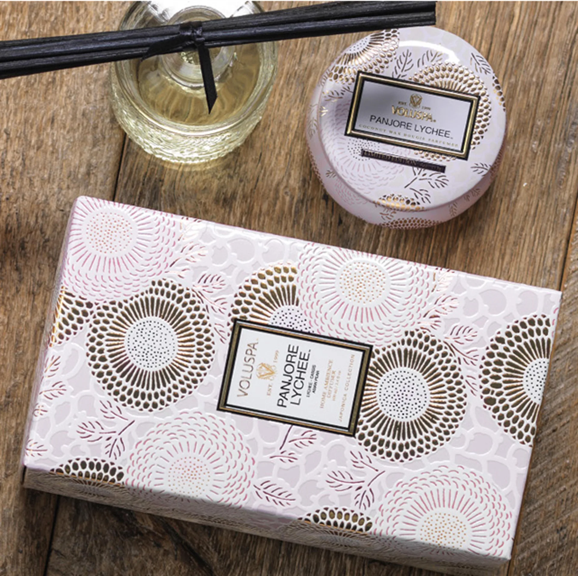 Decorative tin kaars 25 branduren, Panjore Lychee Voluspa