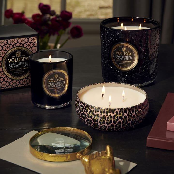 Maison Noir 3-wick Tin geurkaars 40 uur, Pink Citron Grapefruit Voluspa