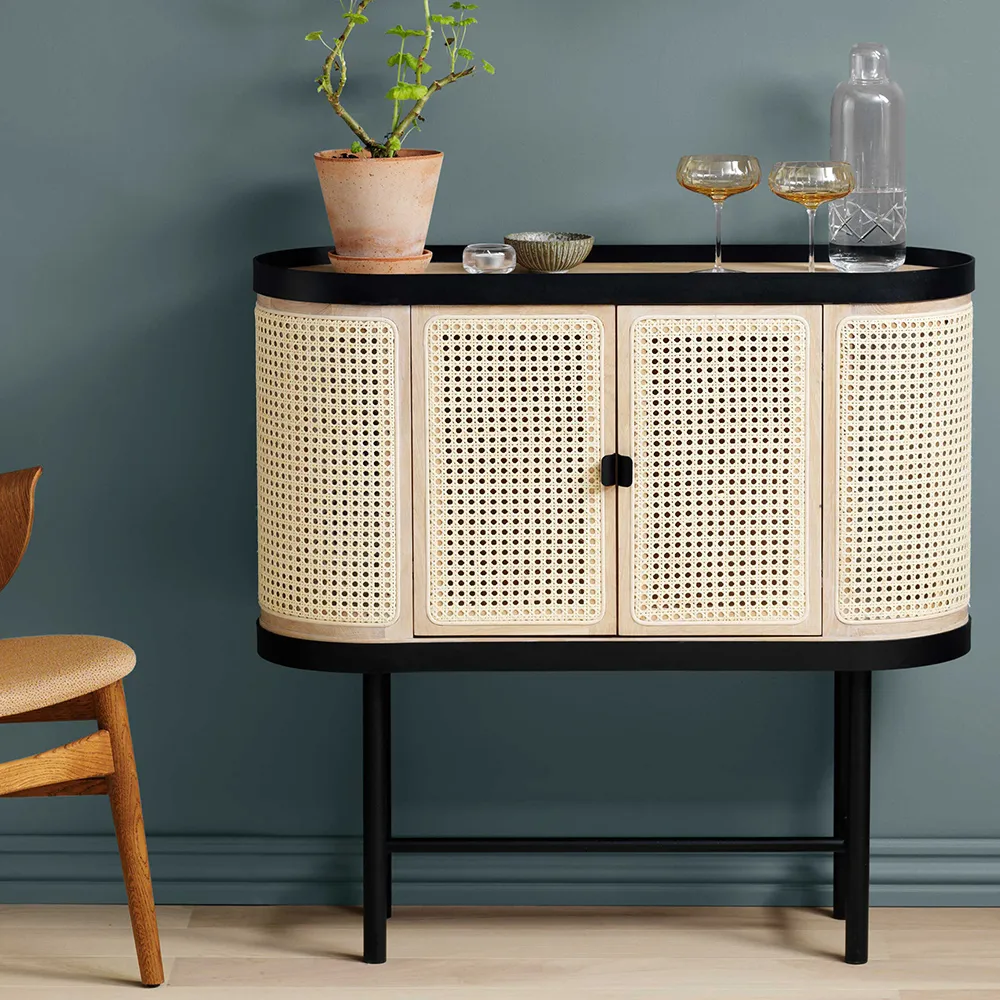 Be My Guest drankkast, rotan, witgeolied eikenhout, zwart stalen onderstel Warm Nordic