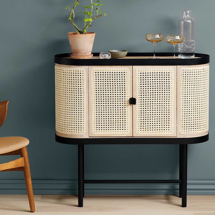 Be My Guest drankkast, rotan, witgeolied eikenhout, zwart stalen onderstel Warm Nordic