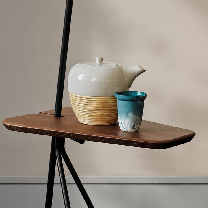 Cone vloerlamp, black noir, teak tafeltje, messing details Warm Nordic