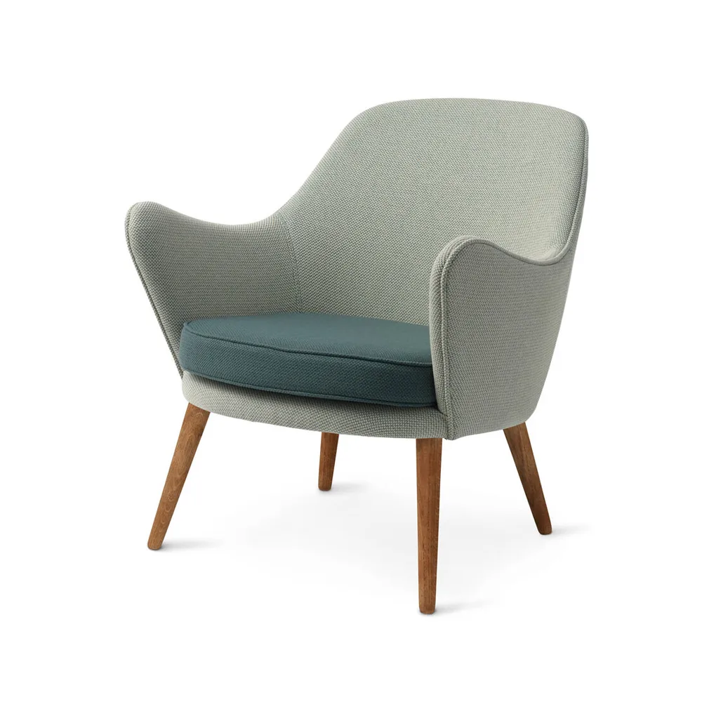 Dwell loungestoel, stof merit021/merit017 light cyan/dark cyan, poten van gerookt eikenhout Warm Nordic