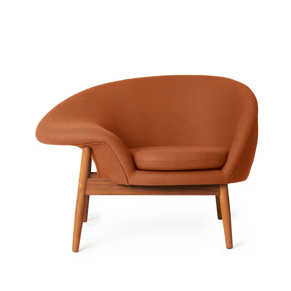 Fried Egg Fauteuil, stof hero 481 caramel, geoliede teakhouten poten Warm Nordic