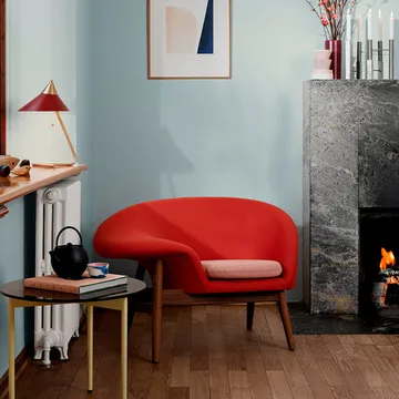 Fried Egg Fauteuil - stof hero 481 caramel, geoliede teakhouten poten - Warm Nordic