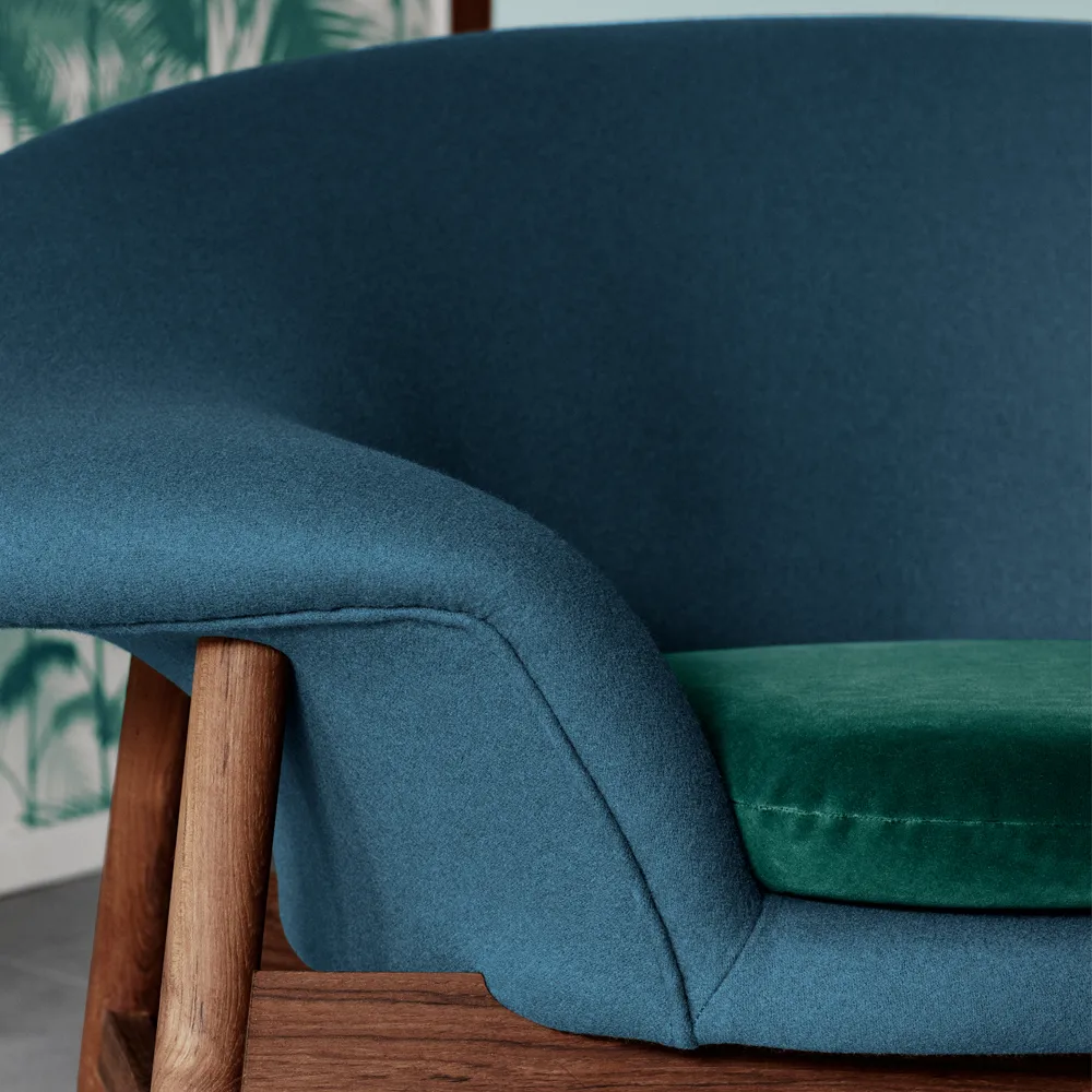 Fried Egg Fauteuil, stof hero 481 caramel, geoliede teakhouten poten Warm Nordic
