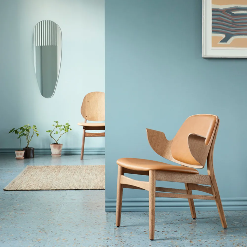 Gesture loungestoel, leer silk 250 cognac, witgeolied eikenhouten onderstel Warm Nordic