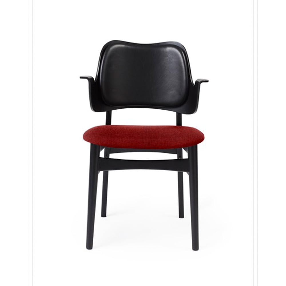 Warm Nordic Gesture stoel, beklede zitting&rugleuning stof brick red, rugleuning leer, zwartgelakt beukenhouten onderstel