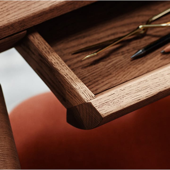 Rúna bureau, walnoothout geolied Warm Nordic