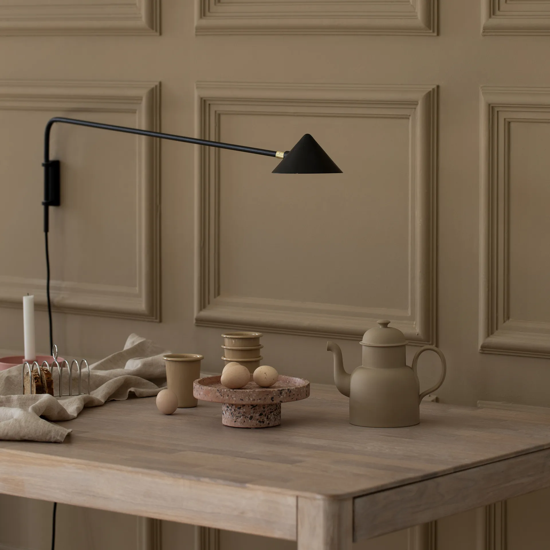 Kelly wandlamp lange arm, Zwart-goud Watt & Veke