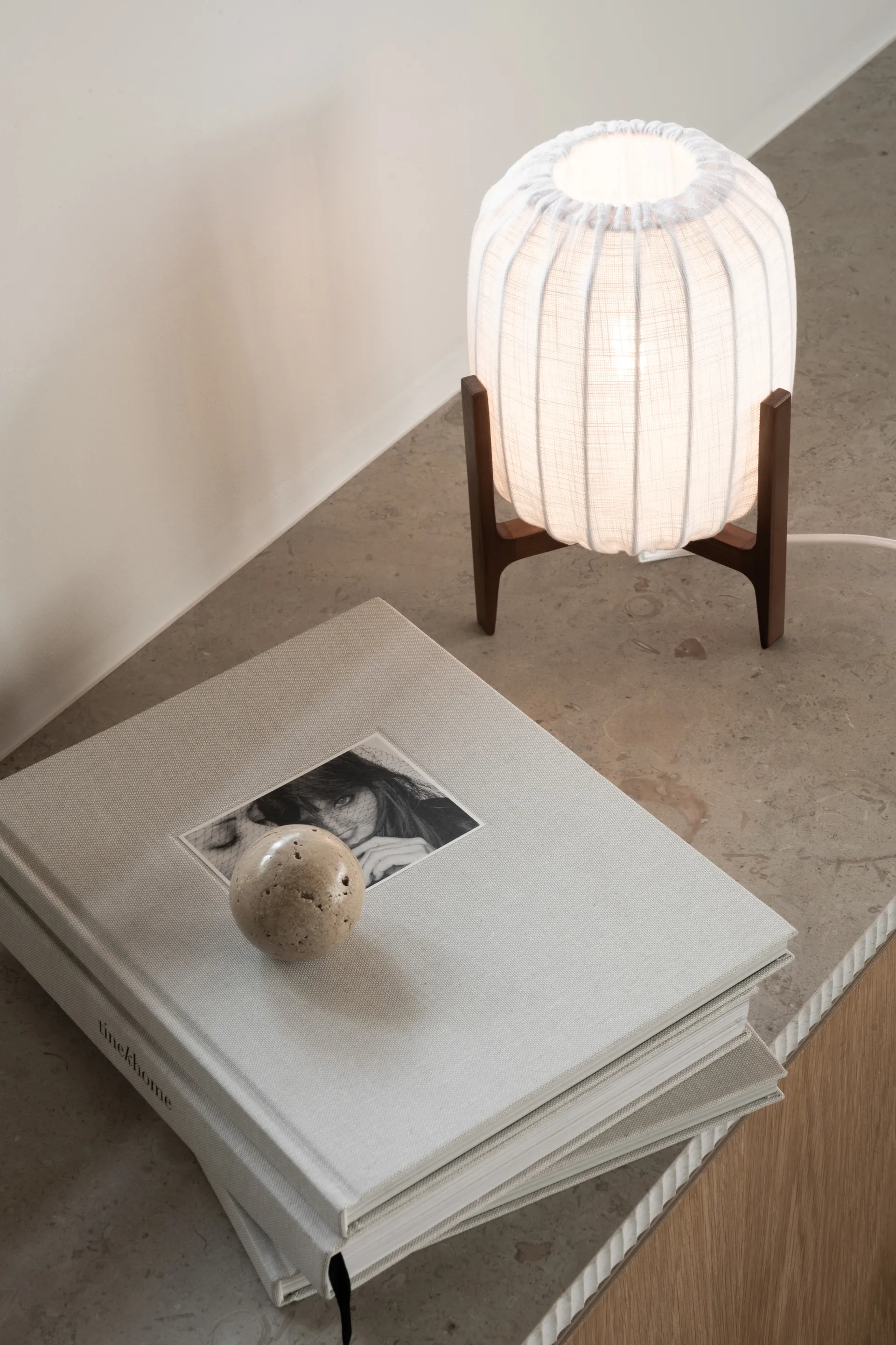 Prisma tafellamp, Dark ash-White, Mini Ø16x24,3 cm Watt & Veke