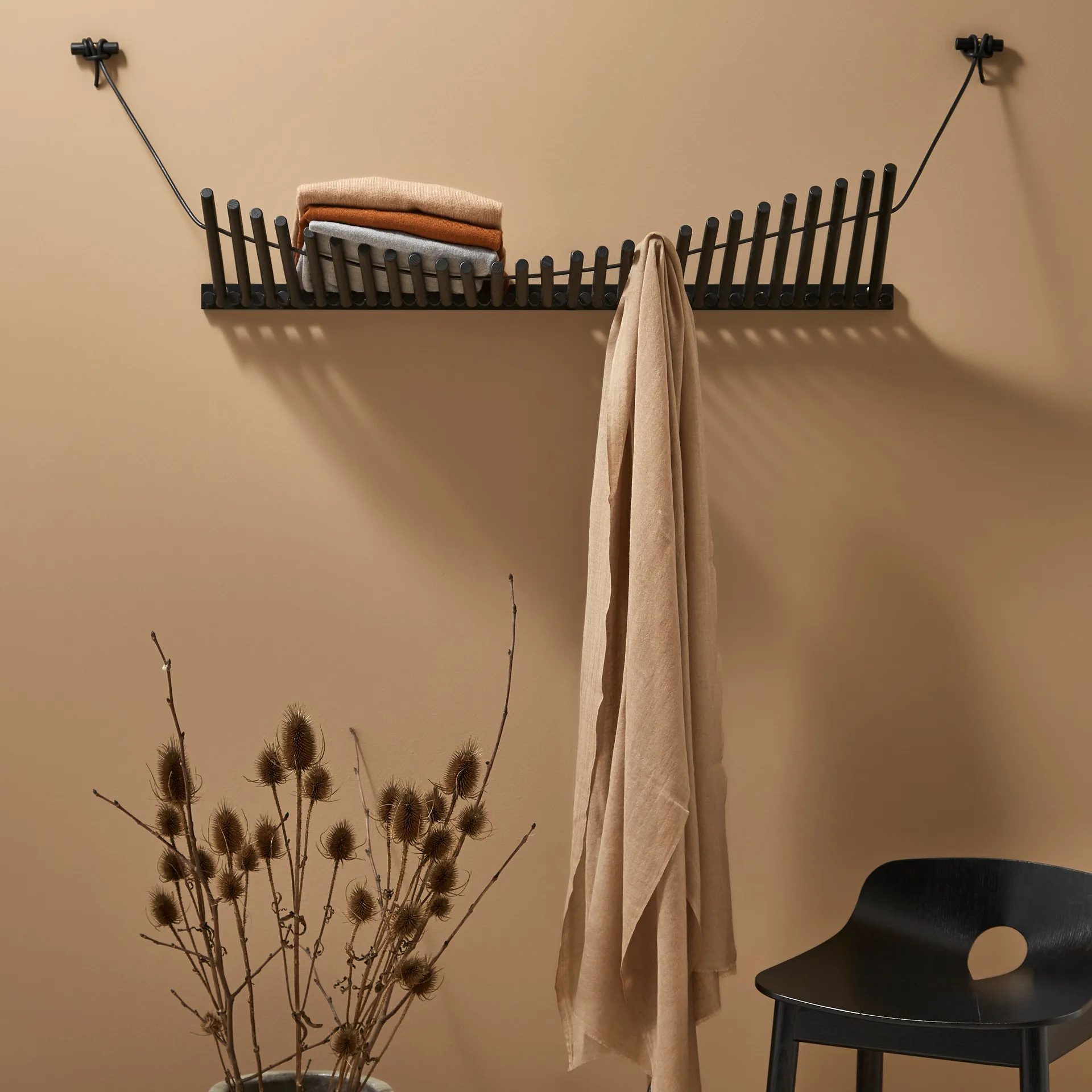 Knaegt kledinghanger, zwart geverfd eikenhout Woud