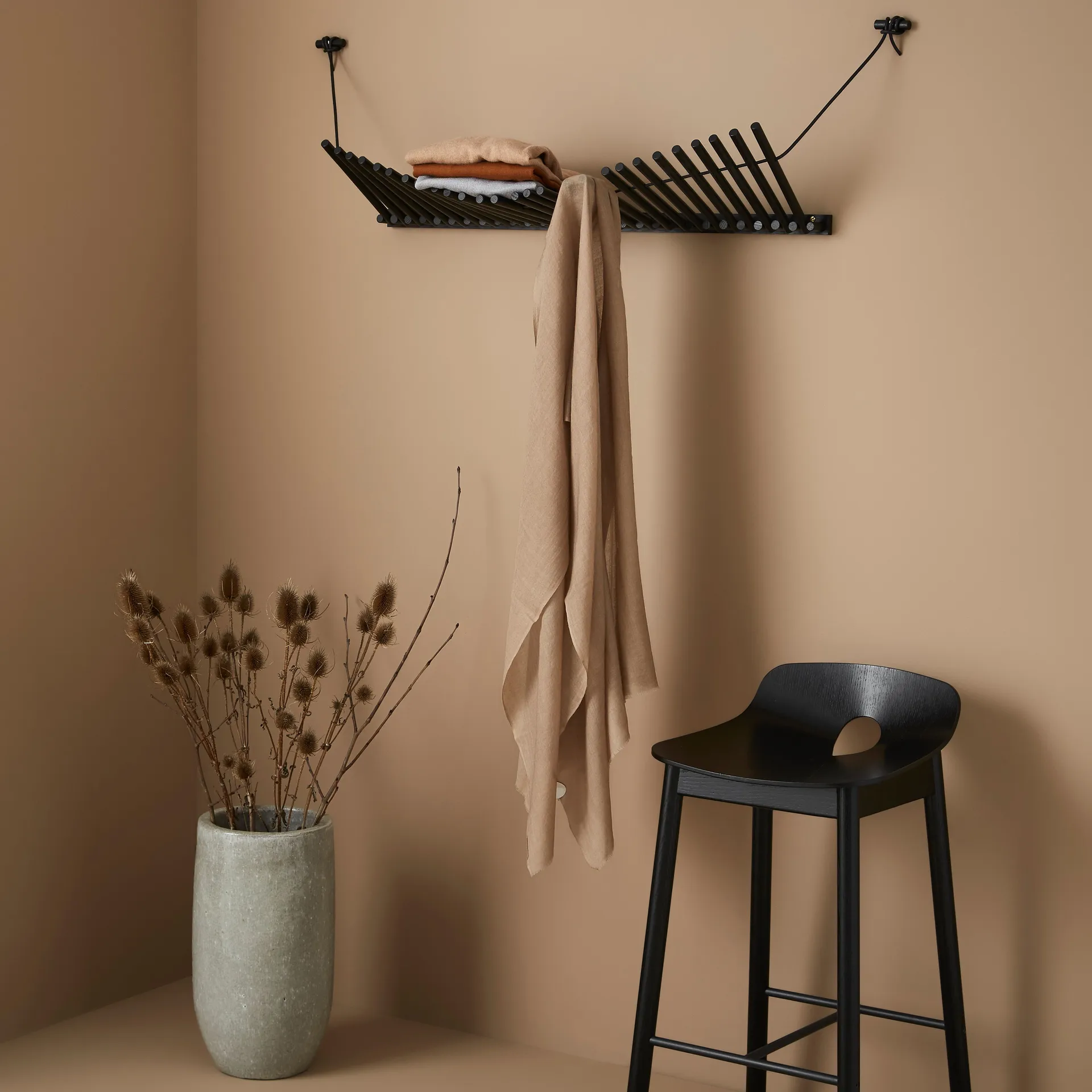 Knaegt kledinghanger, zwart geverfd eikenhout Woud