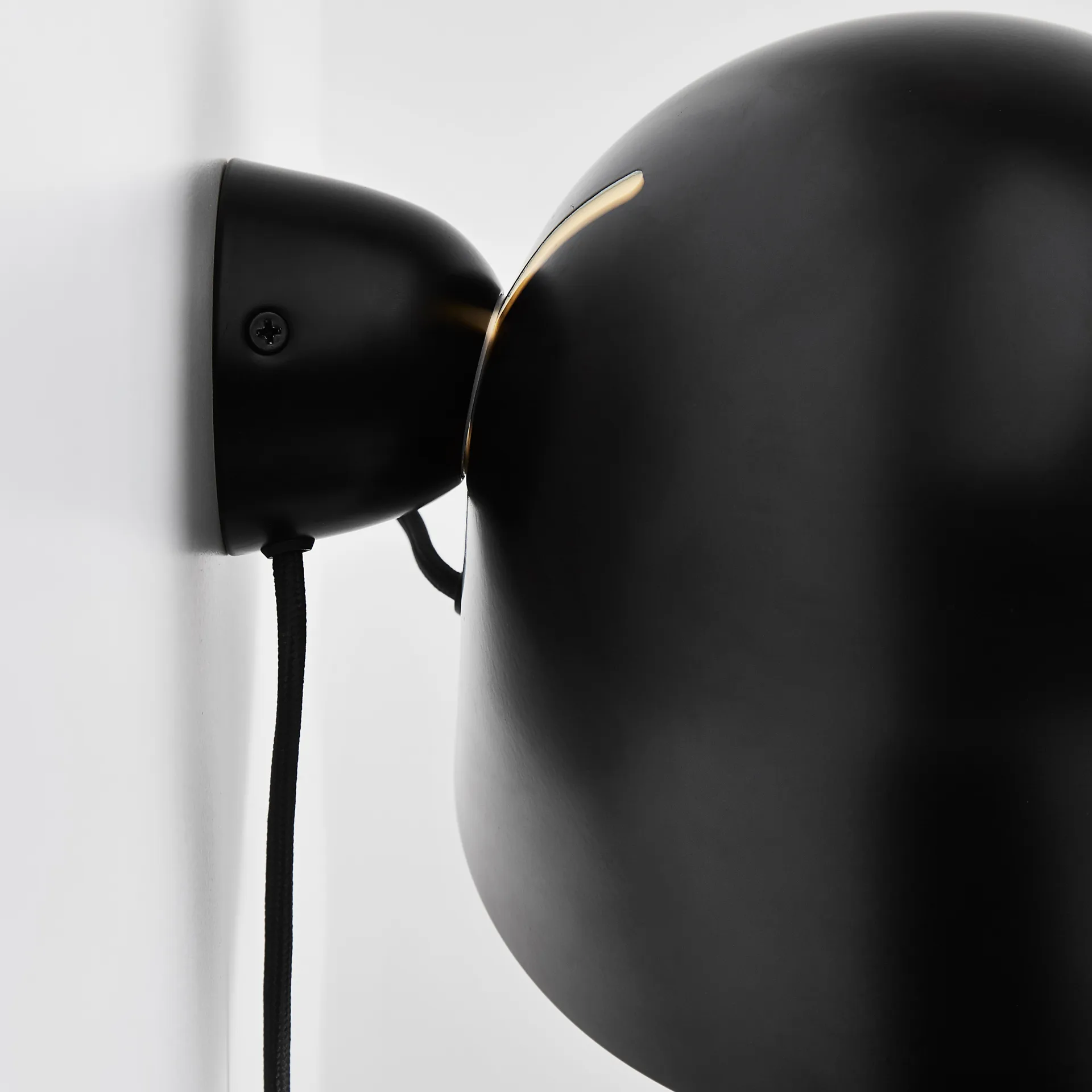 Kuppi wandlamp 2.0, zwart Woud