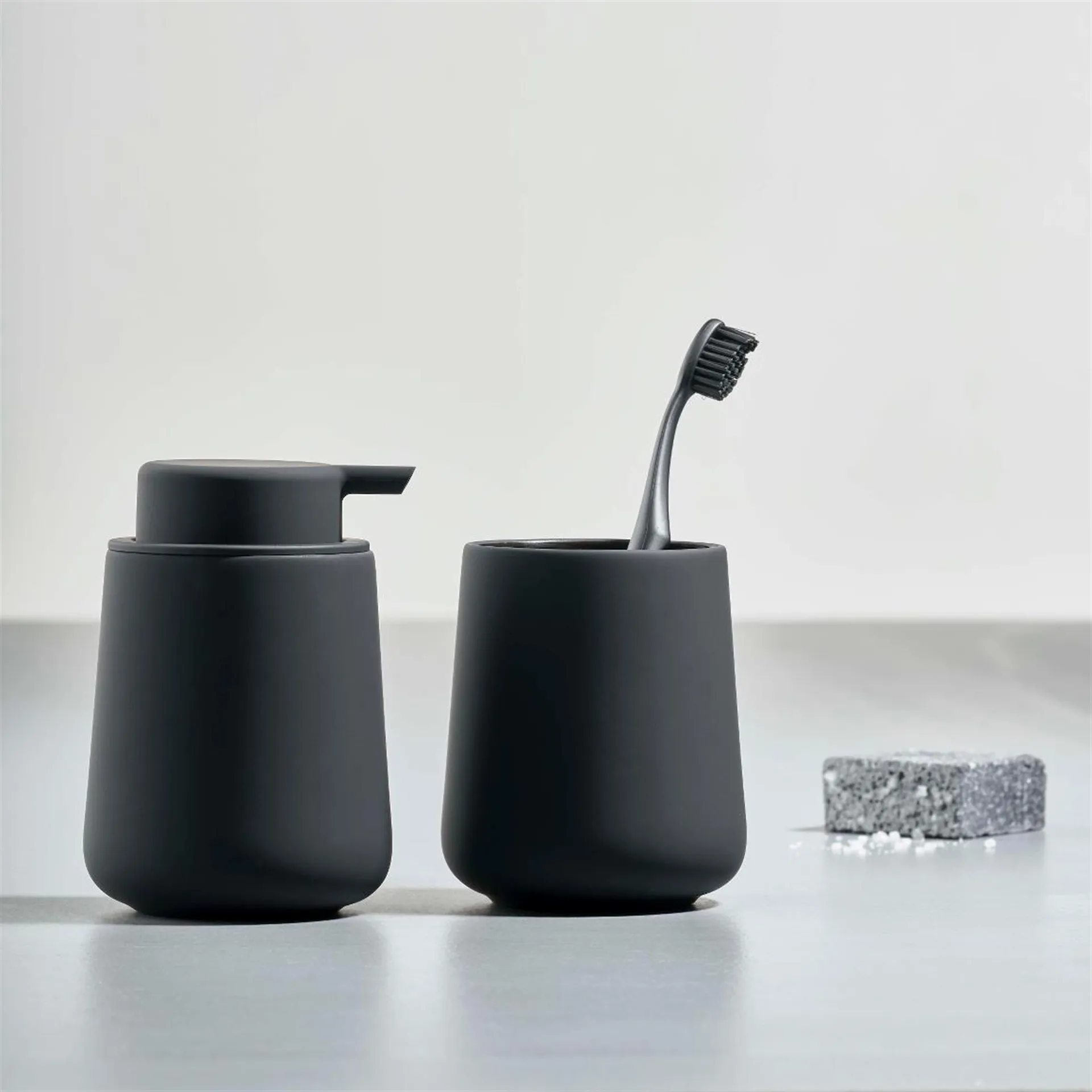 Nova One tandenborstelbeker, black (zwart) Zone Denmark