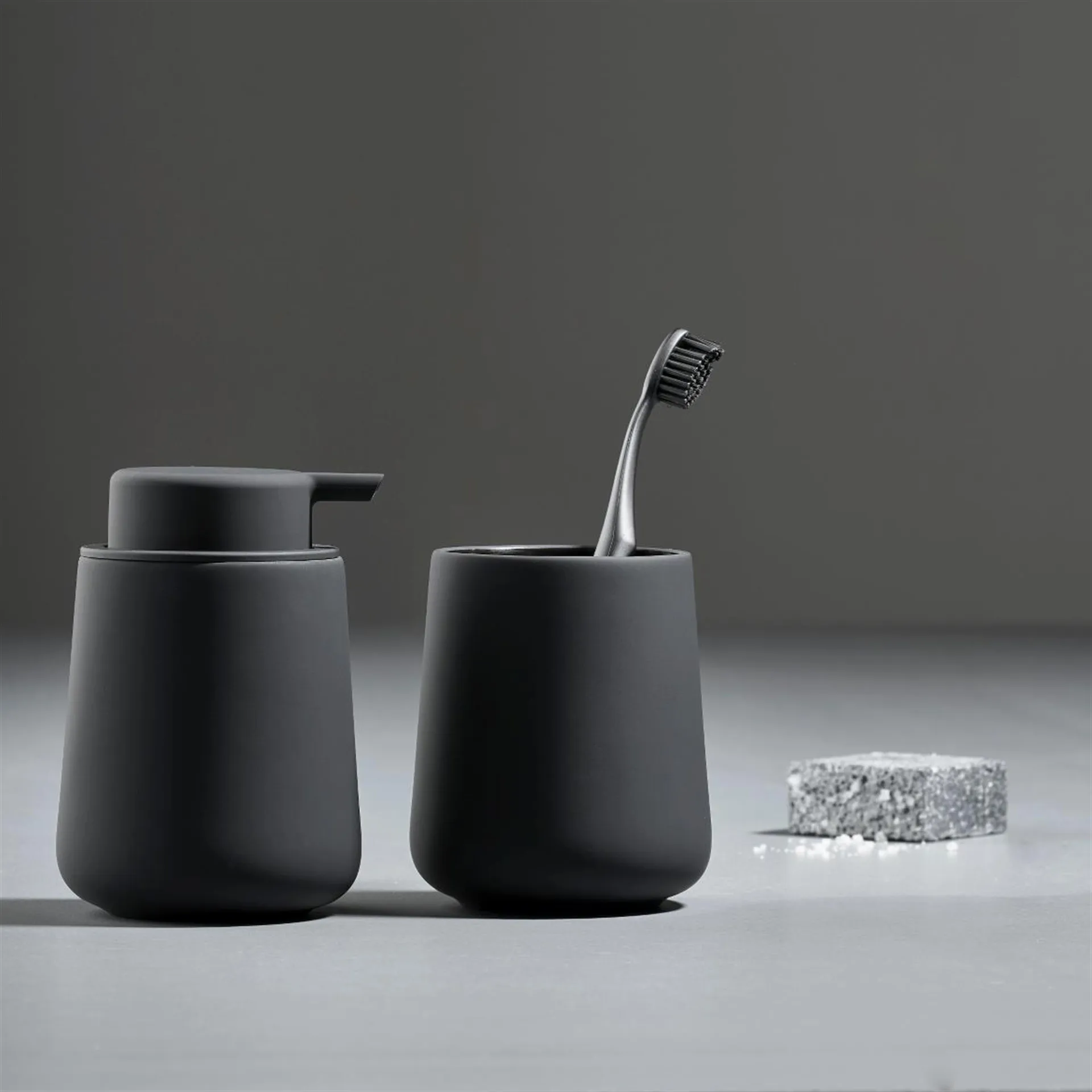 Nova One tandenborstelbeker, black (zwart) Zone Denmark