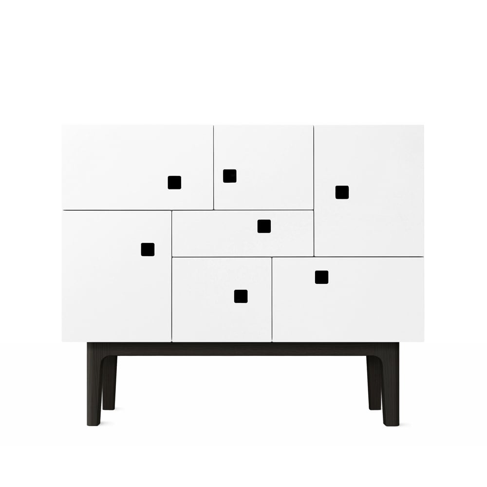 Zweed Peep C1 kast wit, zwartgelakt onderstel | Scandinavisch Interieur | Vitrinekasten | Wit