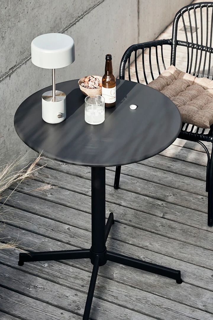 De Halo tafel van House Doctor is het perfecte buitenmeubilair voor een klein balkon. 