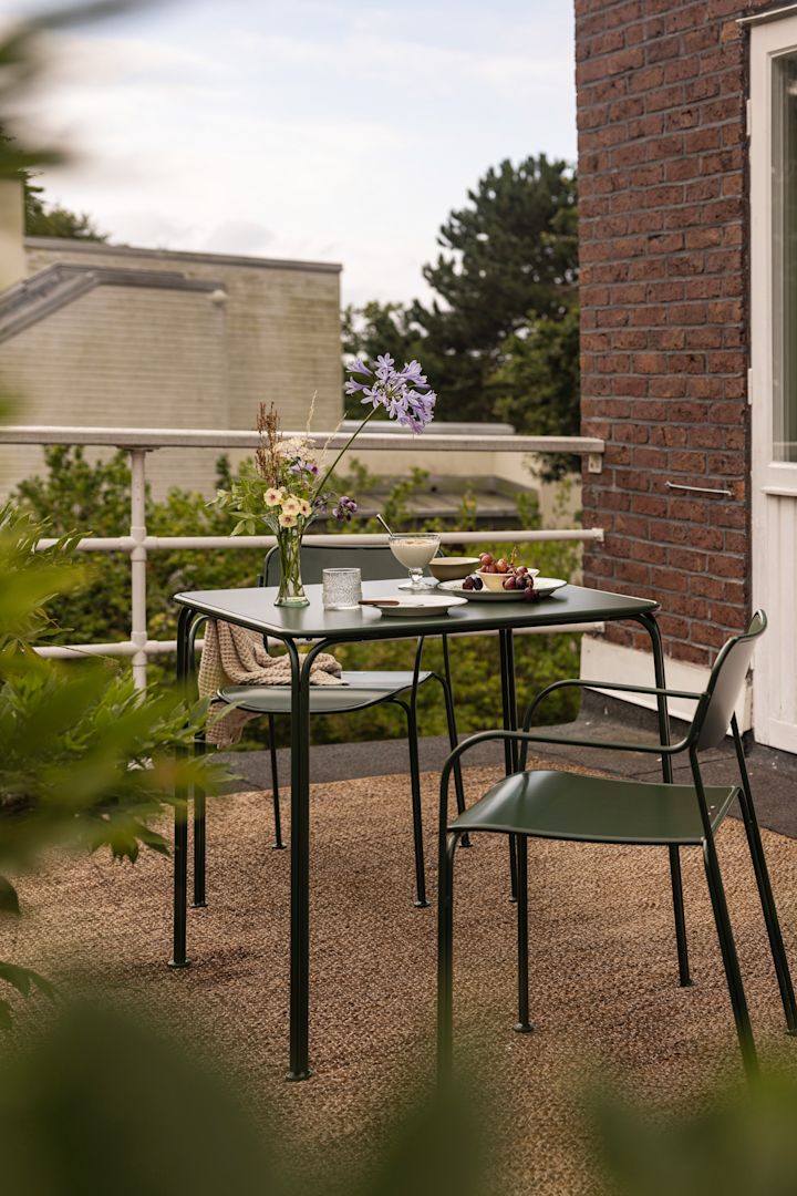 Een tafel en twee stoelen uit de Libelle collectie van Grythyttan staan op een balkon.