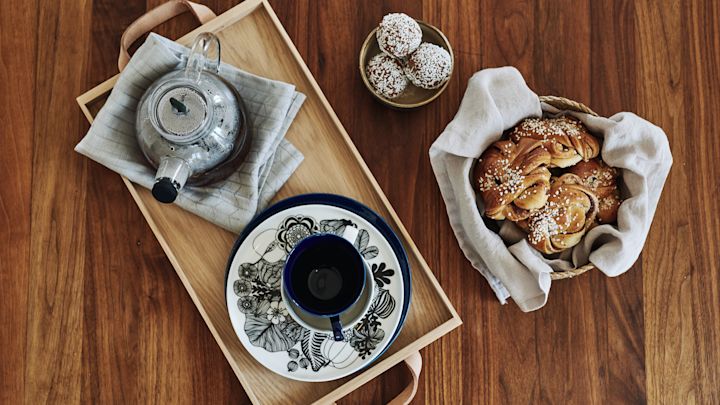 Zweedse fika - fika als een Zweed met een glazen theepot, Zweedse Grace-mokken en marimekkoborden en kaneelbroodjes. 