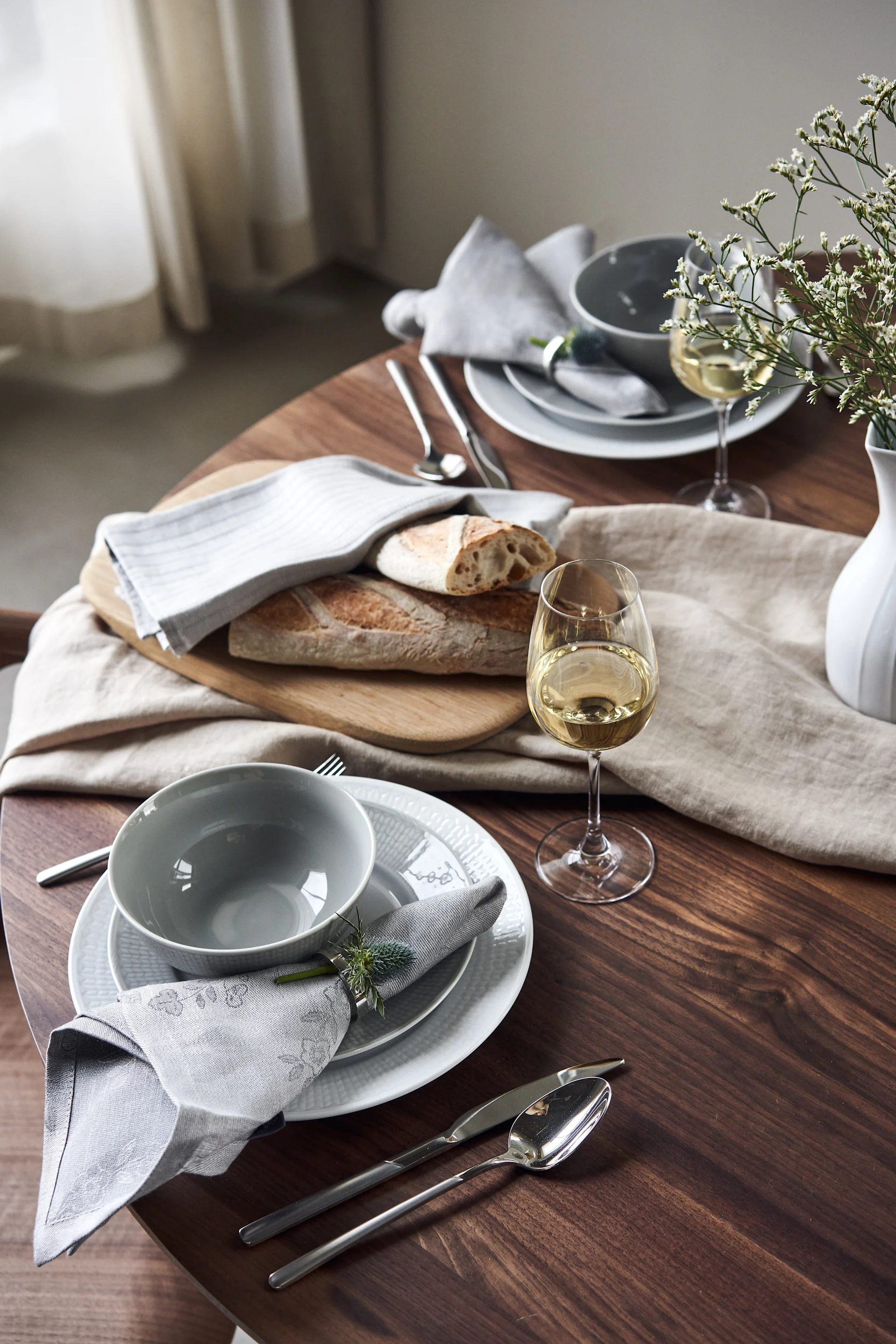 Zweedse Grace tafelset met schaal en borden in koele grijs- en wittinten.