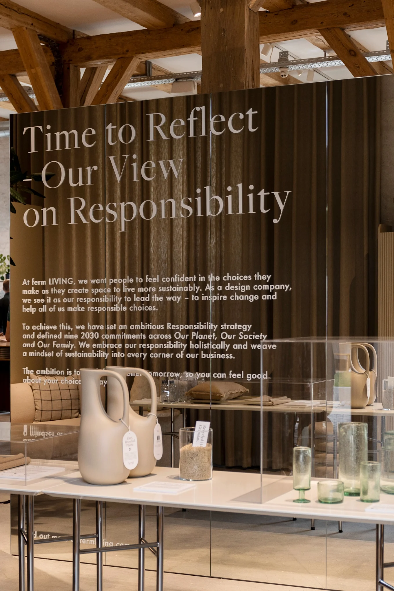 Een mooie uitstalling van producten gemaakt van recyclebare materialen in de showroom van Ferm Living.