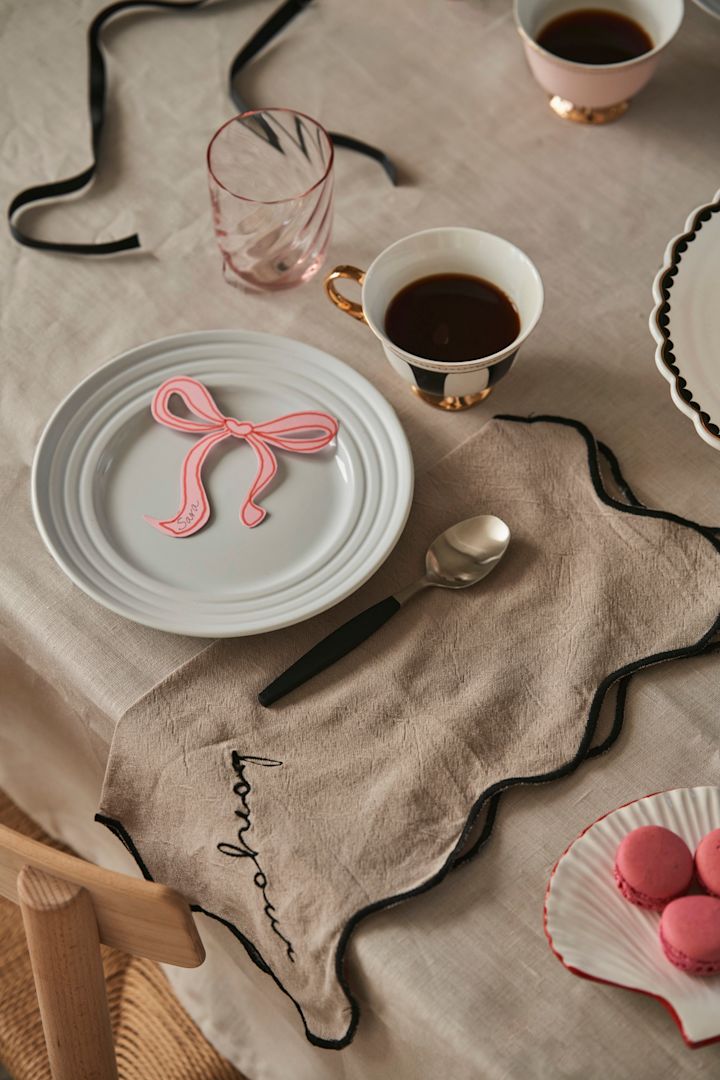 Dek de tafel voor een Galentine's feestje met je favoriete vriendinnen. Hier zie je linnen servetten van Byon en zwart-wit gestreepte theekopjes van Hilke Collection. 
