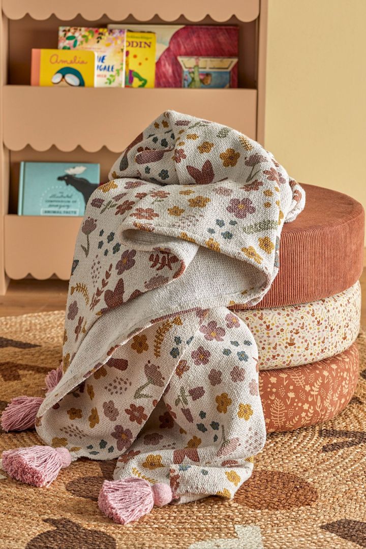 De Kristine woldeken van Bloomingville houdt de baby na het baden of in het bedje heerlijk warm en is daarmee een attent cadeau voor een babyshower.
