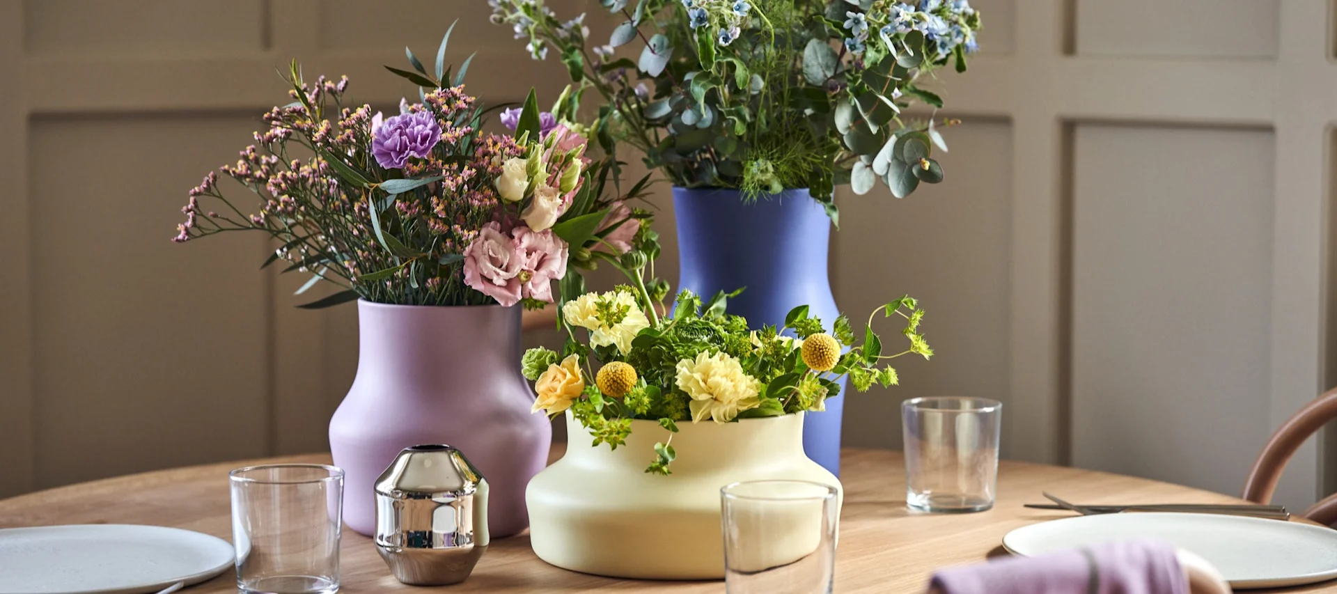 Alvar Aalto vazen van Iittala staan op tafel als de perfecte vazen voor snijbloemen.