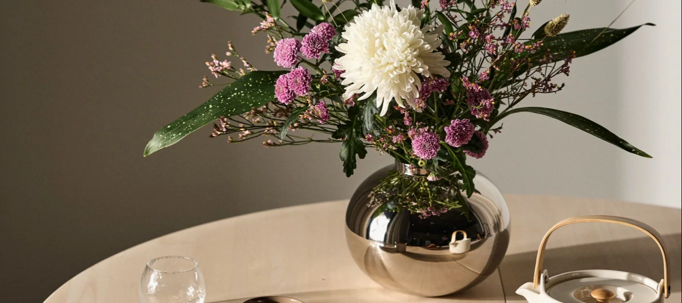 Alvar Aalto vazen van Iittala staan op tafel als de perfecte vazen voor snijbloemen.