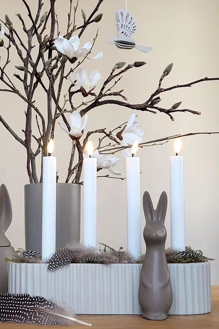 Paasdecoratie: Het schattige Zweedse konijn in Dust van DBKD staat voor een kandelaar op @despina2014, met een paastak erachter.