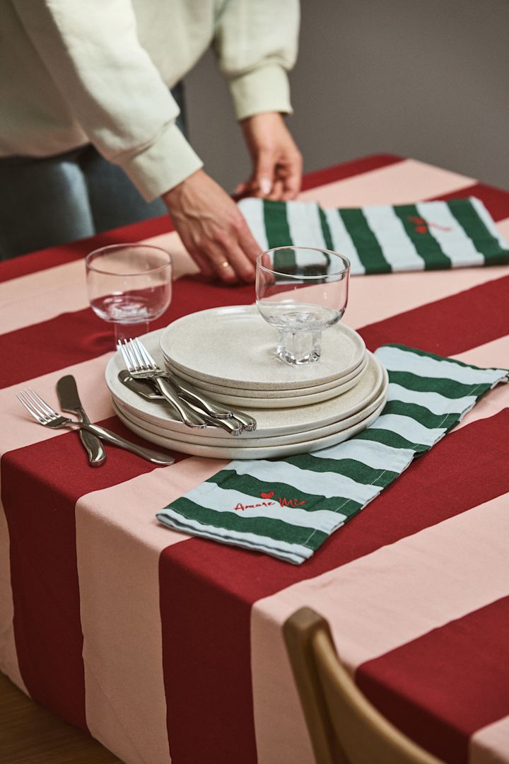 Kersenrood in combinatie met blush pink is een van de grootste kleurtrends van 2025. Hier zie je het Byon tafelkleed met rode en roze strepen.