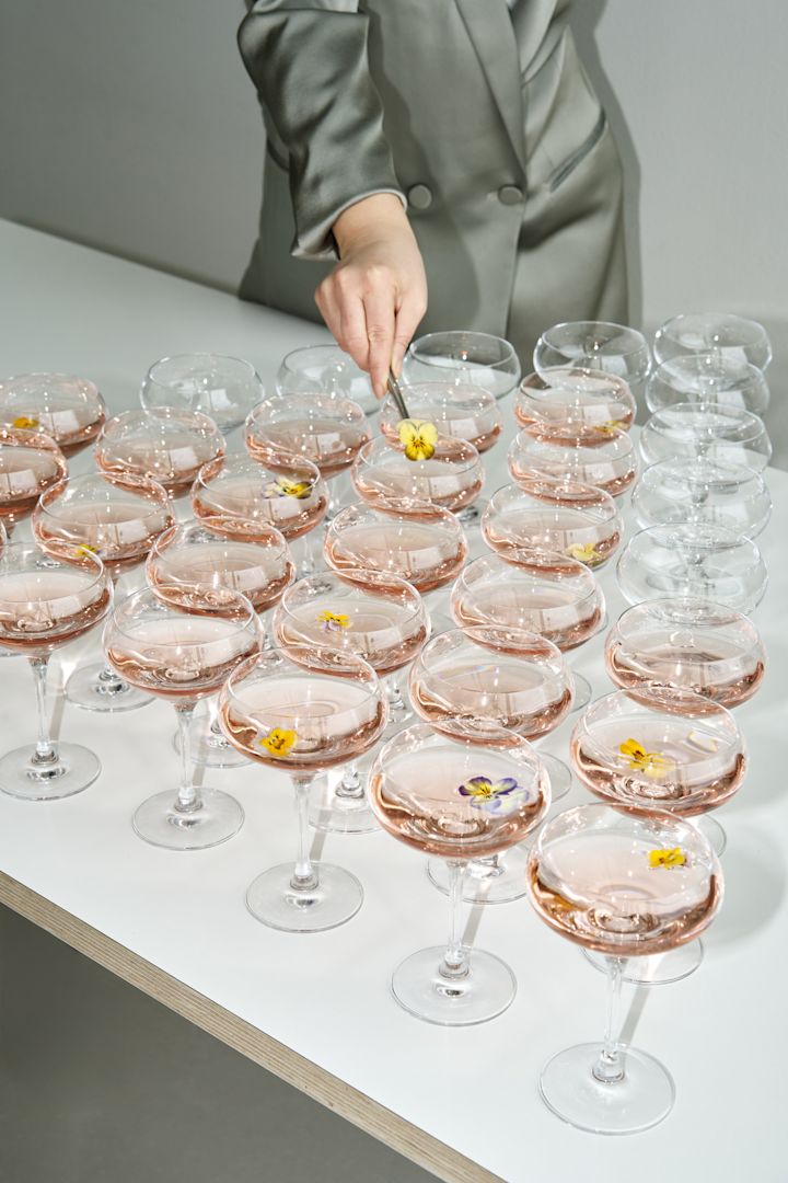 Hoe organiseer je een onvergetelijk feest: Hier zie je een tafel vol welkomstdrankjes in de More Coupé van Orrefors.