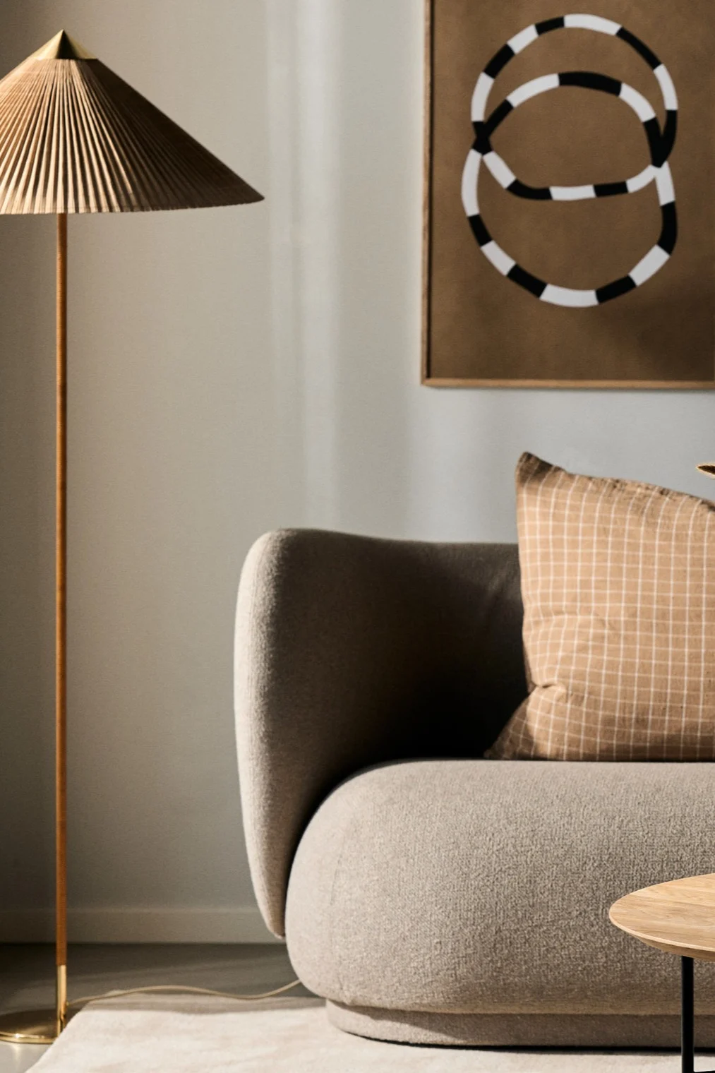 Hier zie je de 9602 lamp van Gubi met een houten standaard en een bamboe kap, wat duidelijk een moderne lamp is door de combinatie van materialen.