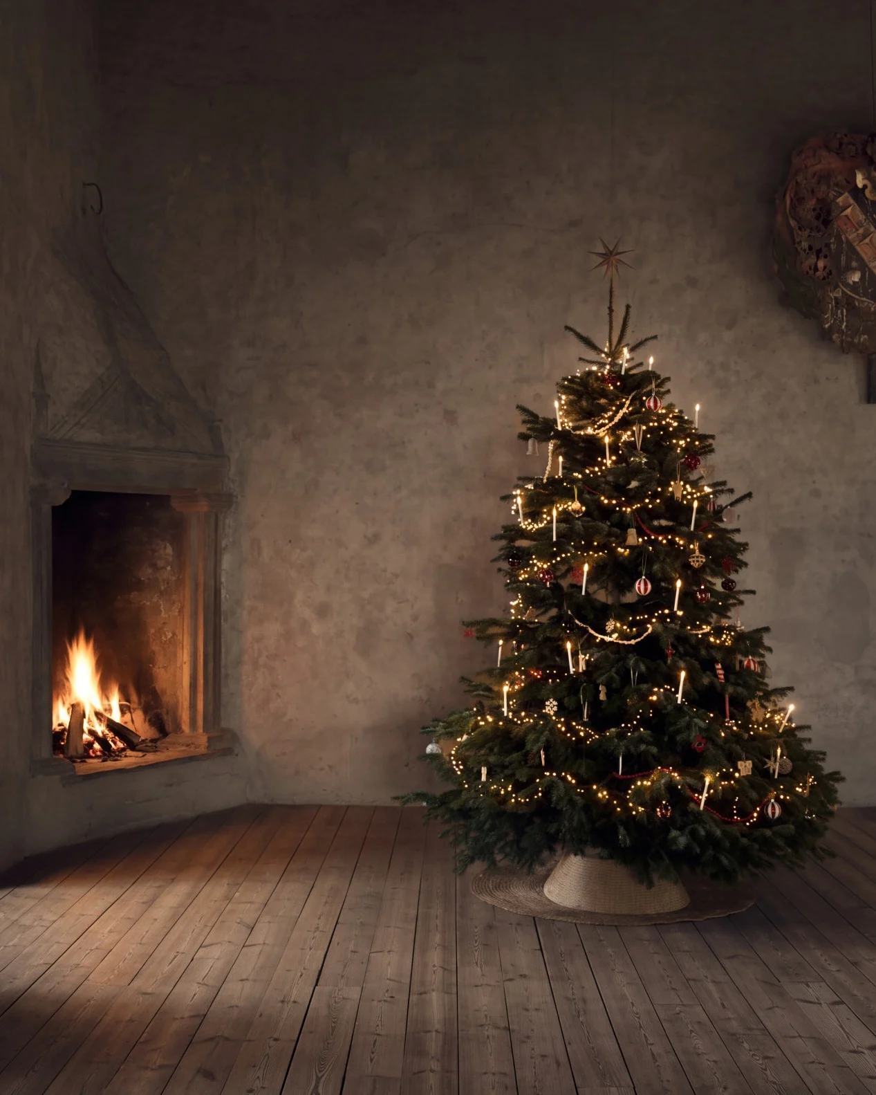 Kerstboom met lampjes en kaarsen naast een brandende open haard in een rustieke kamer.