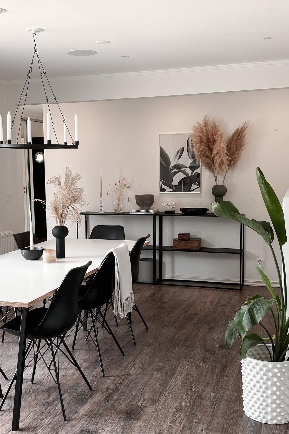 Boho en andere inrichtingsstijlen: Hier zie je de eethoek ingericht met zwarte stoelen en zwarte decoratieve elementen door Instagram-gebruiker @pineapplesunny.
