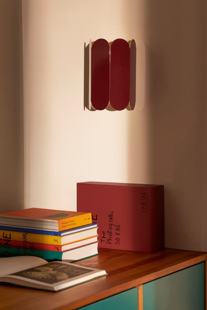 De Arc wandlamp in de favoriete kleur van het seizoen, rood, is ook een moderne lamp. De gebogen randen zijn de perfecte update voor elk huis.