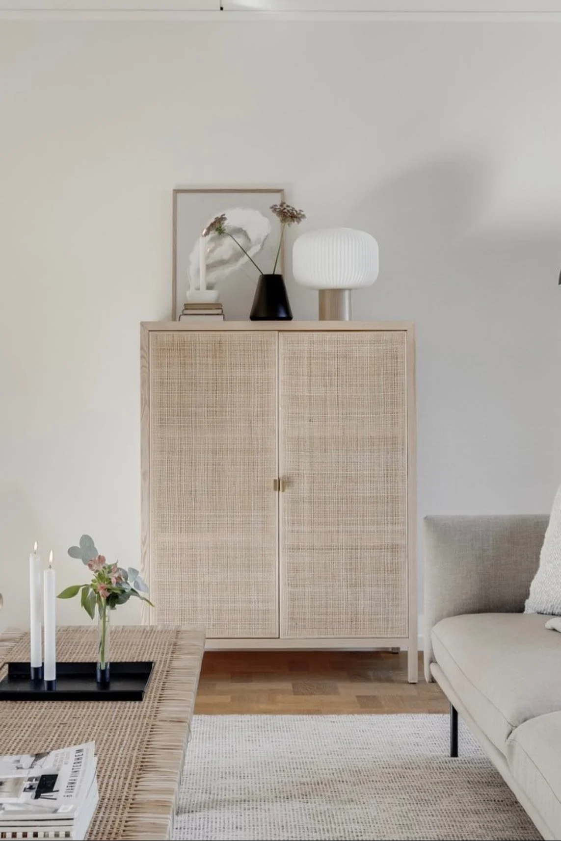 Boho en andere inrichtingsstijlen: Hier zie je de woonkamer in Japanse stijl van @pontuzlofgren, ingericht in lichte kleuren.