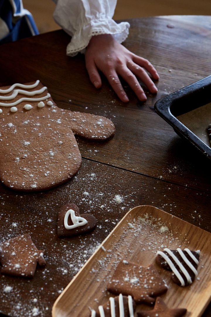Zweedse pepparkaka smaakt extra bijzonder wanneer geserveerd op een mooi Scandinavisch bord. Hier zie je een grote pepparkaka in de vorm van een ovenwant, gecombineerd met kleinere koekjes, gepresenteerd op het elegante Hanna-bord van Sagaform. Een stijlvolle en heerlijke manier om traditie te vieren!