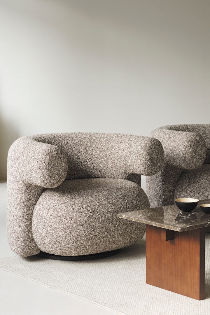 De chunky Burra armstoel van Normann Copenhagen, die je hier ziet in combinatie met een salontafel van hout en graniet, past perfect binnen de interieurtrends van dit najaar.