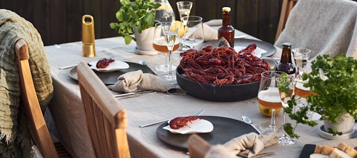 Organiseer een Zweeds kreeftenfeest met onze tips voor de tafeldecoratie, het menu en andere Zweedse tradities.